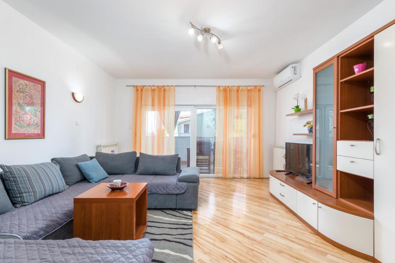 Apartman Lora *